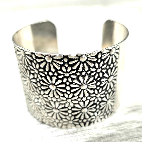 Boho Indie Dasiy Metal Cuff Bracelet - Picture 2 of 7